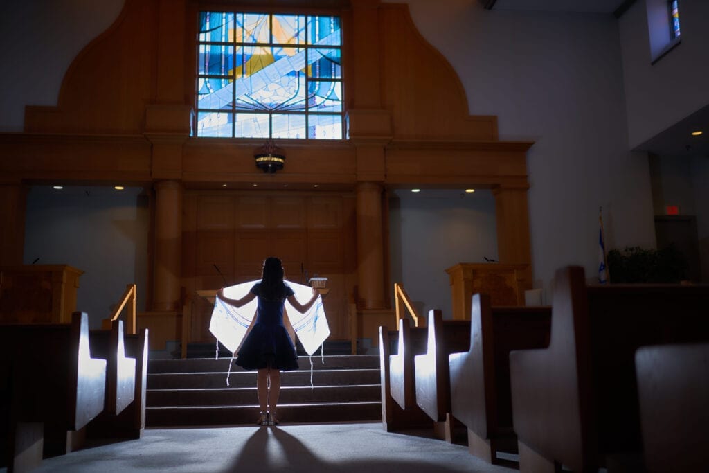 girl making her mitzvah